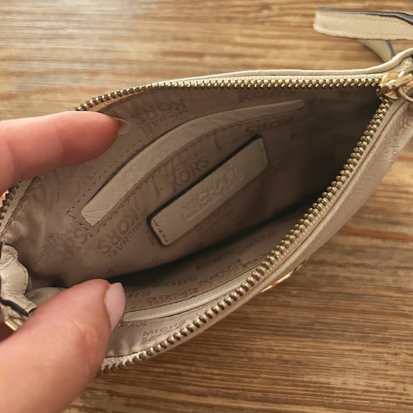 ✨Michael Kors Wrislet✨ - Picture 5 of 8